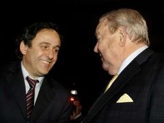 Prezident UEFA Lennart Johansson (vpravo) se svým protikandidátem na prezidentskou funkci bývalým francouzským fotbalistou Michelem Platinim.