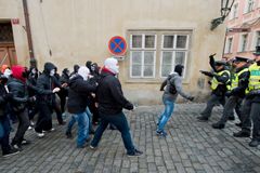 Policie stíhá pět hooligans, házeli kameny a lahve na zastánce migrace