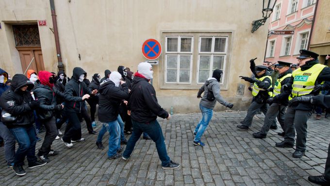 Sobotní demonstrace v Praze, potyčka maskovaných mužů s policií.