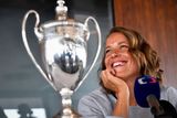 Šťastná Barbora Strýcová po návratu z Wimbledonu 2019. Pětinásobná fedcupová vítězka a držitelka bronzové medaile z olympijských her tehdy přidala sladkou tečku na svou výjimečnou kariéru.