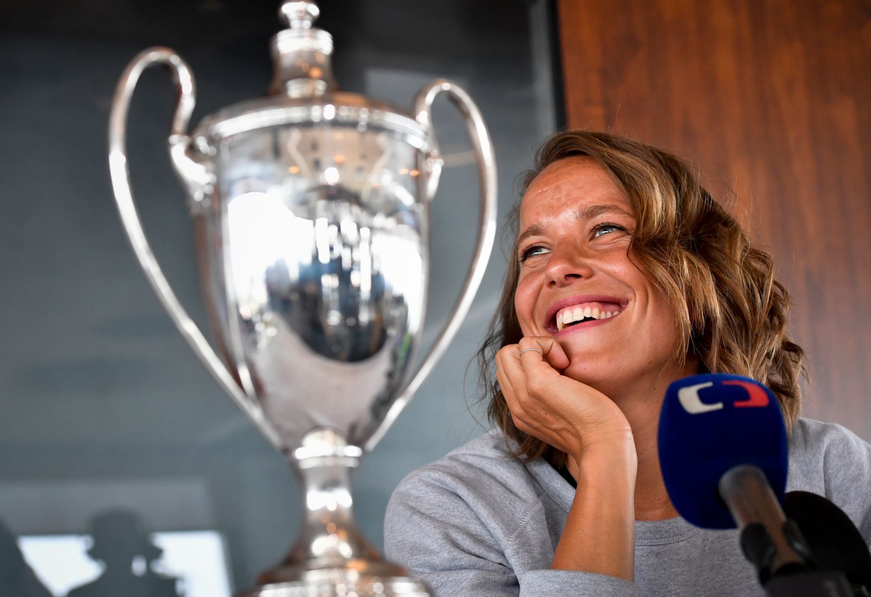 Barbora Strýcová s wimbledonskou trofejí 2019