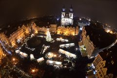 Rozsvícení vánočního stromu na Staroměstském náměstí sledovaly tisíce lidí. Cena punče se nezvedla
