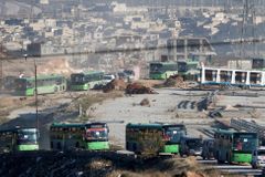Autobusy z Aleppa jsou zase v pohybu. Město opouští poslední tisícovky lidí