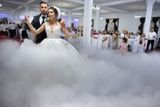 Sólo pro ženicha a nevěstu musí být v umělé mlze. Jinak to snad ani na svatbách v regionu Oas nejde.