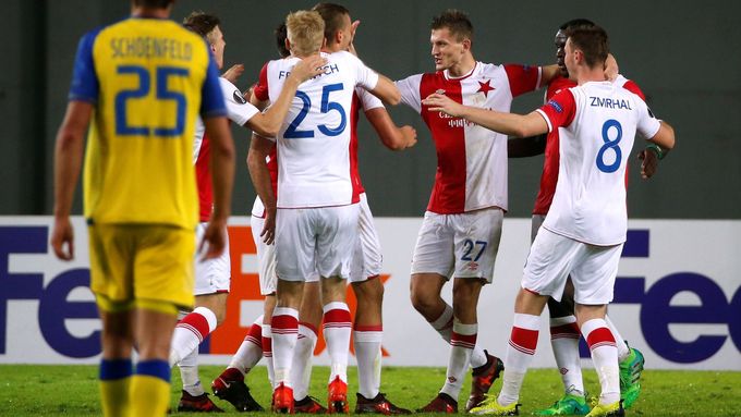 Fotbalisté Slavie se radují z druhého gólu Josefa Hušbauera do sítě Maccabi Tel Aviv