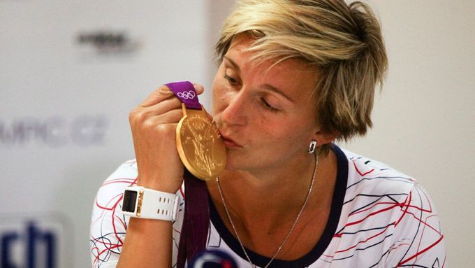 Barbora Špotáková pózuje na tiskové konferenci se zlatou medailí z Londýna