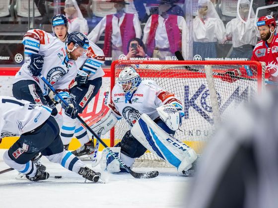 Liberci unikla Liga mistrů 5. finále hokejové extraligy 2020/21, Třinec - Liberec: Hostující brankář Petr Kváča zasahuje