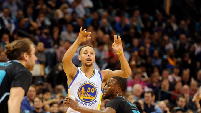 Nezastavitelný Stephen Curry dotáhl Warriors k vyrovnání rekordu.