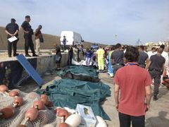 Počítání obětí lodního neštěstí u břehů ostrova Lampedusa. (3. října 2013)