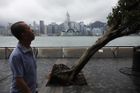 Ničivý živel v Hongkongu vyvrátil stovky stromů.