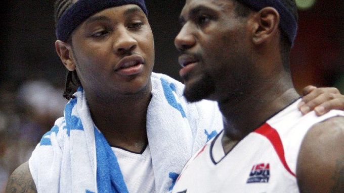 Američtí basketbalisté Carmelo Anthony a Lebron James oslavují čtvrtfinálovou výhru nad Německem.