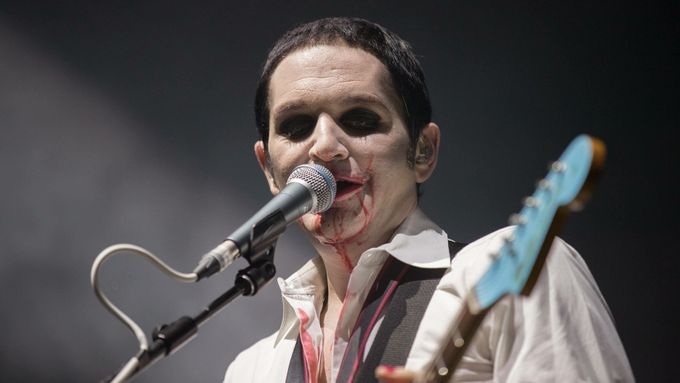 Zpěvák a kytarista Brian Molko na snímku z koncertu Placeba, Německo, 2016.
