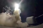 USA zvažují mezinárodní vojenský úder v Sýrii. Rusko před tím Trumpa varuje