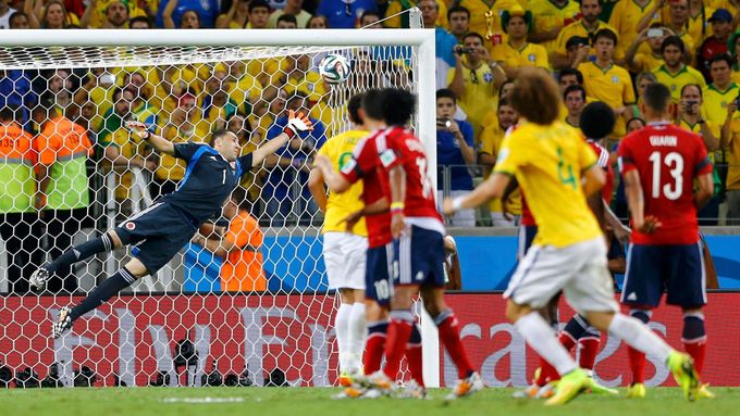 Gólman Ospina se v zápase mistrovství světa proti Brazílii marně natahuje po míči. Díky výkonům na šampionátu si ale vysloužil přestup do Arsenalu.