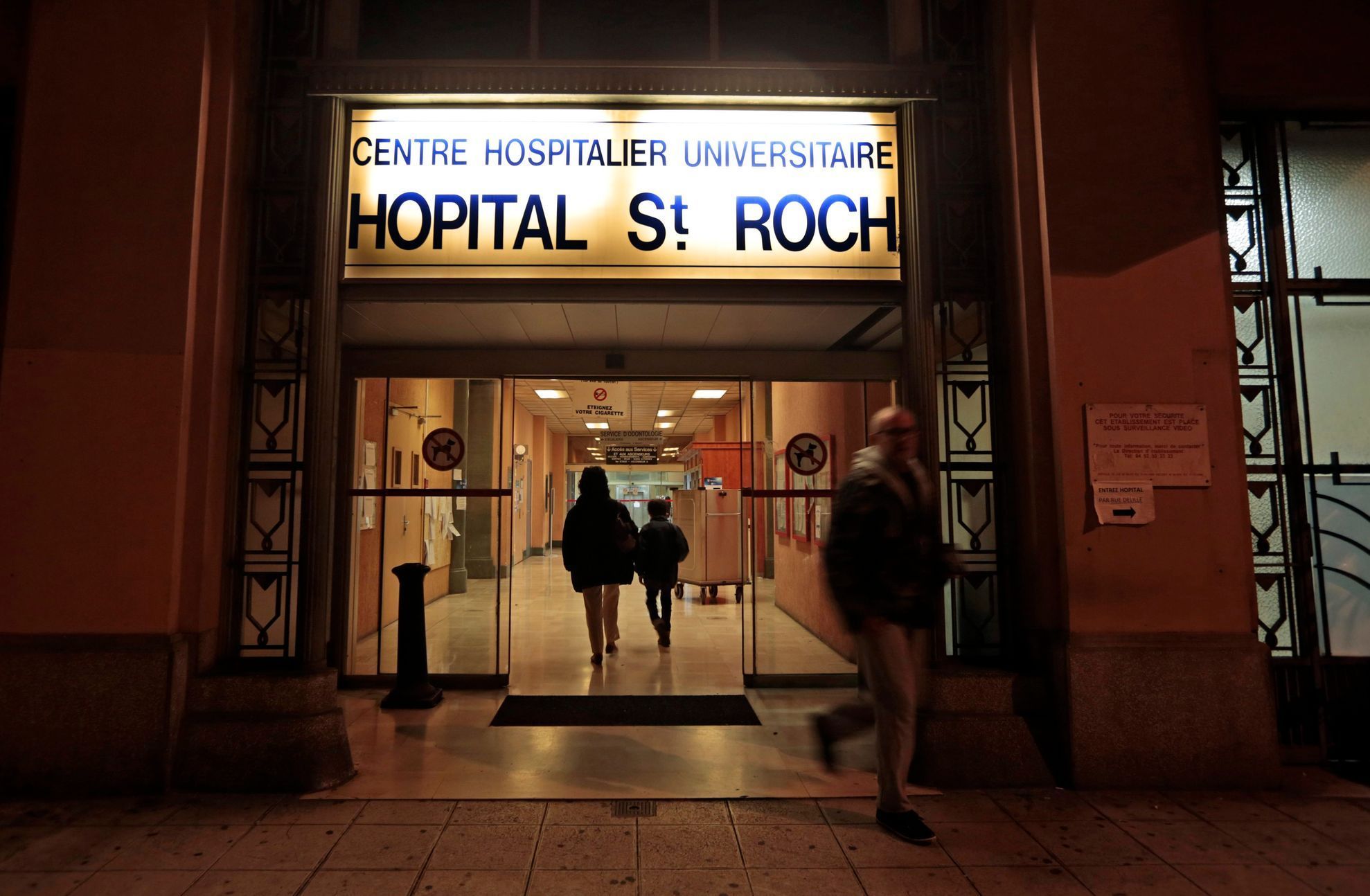 Vstup do Univerzitní nemocnice svatého Rocha v Nice, kde je hospitalizován Jules Bianchi.