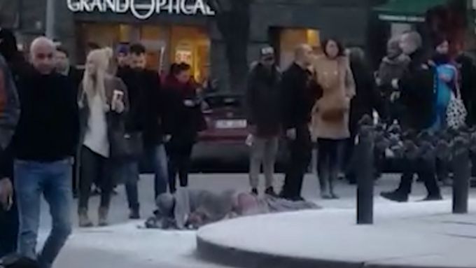 Svědek natočil popáleného muže na Václavském náměstí