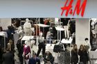 Čína brojí proti oděvní značce H&M. Vadí jí, že řetězec kritizuje nucené práce Ujgurů