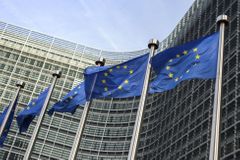 Evropská komise znovu přezkoumá návrh pravidel pro práci v zahraničí. Dostal od států "žlutou kartu"