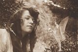 Elsie Wright a Frances Griffiths, Víla podává Iris květiny, 1920. V roce 1916 si Frances (10) a Elsie (16) hrály na yorkshirském venkově. Půjčily si fotoaparát, protože chtěly dokázat existenci víl a dalších nadpřirozených bytostí, se kterými se cítily spřízněné. Po vyvolání filmu rodina s úžasem konstatovala, že na fotografiích jsou opravdu víly. Obrázky nadchly A. C. Doyla, autora Sherlocka Holmese. Fotky zveřejnil a debata o pravosti fotek víly z Cottingley trvala několik desetiletí.