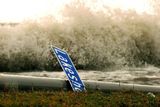Vlny narážejí na hráz jezera Pontchartrain v New Orleansu