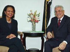 Americká ministryně zahraničí Condoleezza Riceová při setkání s palestinským prezidentem Mahmúdem Abbásem.