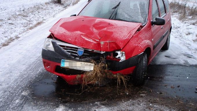Jedna z četných nehod v Olomouckém kraji zasaženém sněhovou kalamitou. K této havárii došlo u obce Paseka na Olomoucku.