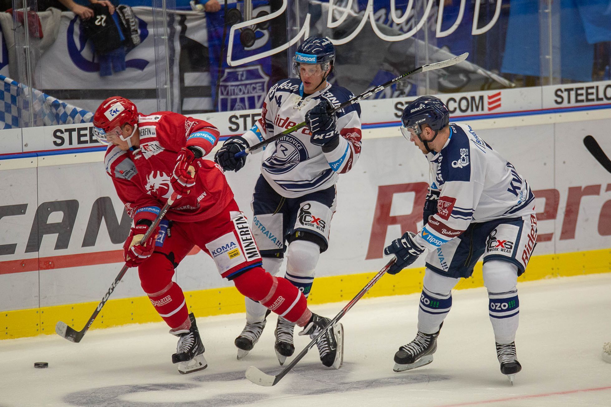 33. kolo hokejové Tipsport extraligy, Vítkovice - Třinec: Zleva Aron Chmielewski, Erik Němec a David Kvasnička