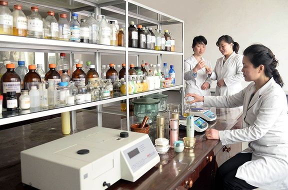 Laborantky při práci v továrně na výrobu kosmetiky v Pchjongjangu. 
