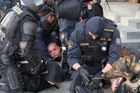 Policie obvinila deset extremistů, převezla je do Brna