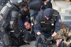 Policie obvinila deset extremistů, převezla je do Brna