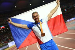 Zlatý hod Vadlejch netrefil. Český oštěpař vybojoval na MS bronzovou medaili
