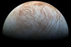 Na Jupiterově měsíci jsou podmínky pro život. Sonda našla vodu, když prolétla kolem obřího gejzíru