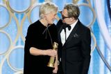 Glenn Closeová obdržela Zlatý glóbus za film Žena. Cenu jí předal Gary Oldman.