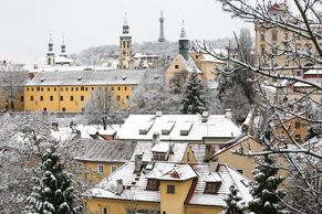 Foto: Rychle, než to zmizí. Liduprázdné centrum Prahy zasypal sníh, podívejte se