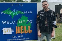 Vítejte v pekle gayů. Youtuber provokuje Trumpa, ve městě vyvěsil duhové vlajky