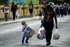 Pěstujte ovoce a zeleninu na balkoně, vyzývá prezident Venezuelany. Humanitární pomoc odmítá