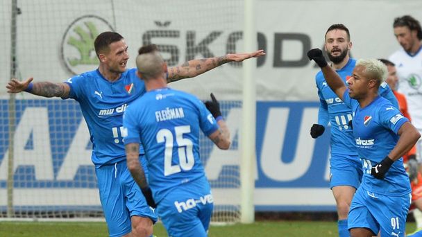 Hráči Baníku Ostrava slaví branku v Mladé Boleslavi