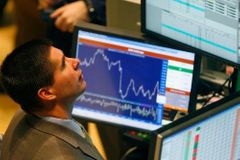 Akcie na světových trzích se propadají