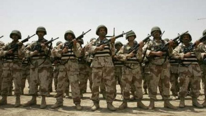 Iráčtí vojáci pózují s novými zbraněmi, které nafasovali od Američanů. V sunnitských oblastech Iráku má ale armáda a irácká vláda minimální vliv.