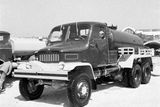 V dubnu 1953 začala sériová výroba automobilu, vyvinutého pro armádní použití, ale rychle se rozšiřujícího i v civilním sektoru. Jedna z civilních verzí, fekální vůz, je i na snímku.