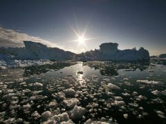 Ledovce ve fjordu Jakobshavn nedaleko Ilulissatu. Zatímco politici jednají, jak zasáhnout proti globálnímu oteplování, grónská sněhová pokrývka taje. A taje rychleji, než si vědci vůbec mysleli, že je to možné. Pokud by celé Grónsko roztálo, voda ve světových oceánech by stoupla o 7 metrů a zatopila New York, Londýn nebo ostrovní národy jako jsou Maledivy.