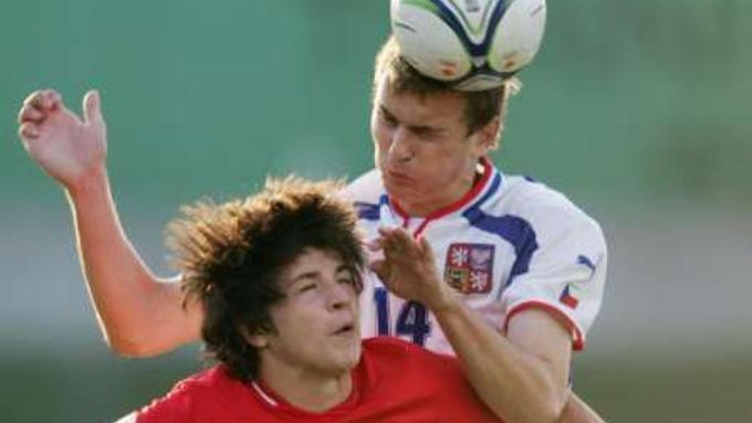 Rus Igor Gorbatchenko a Radim Řezník svádí souboj a míč.