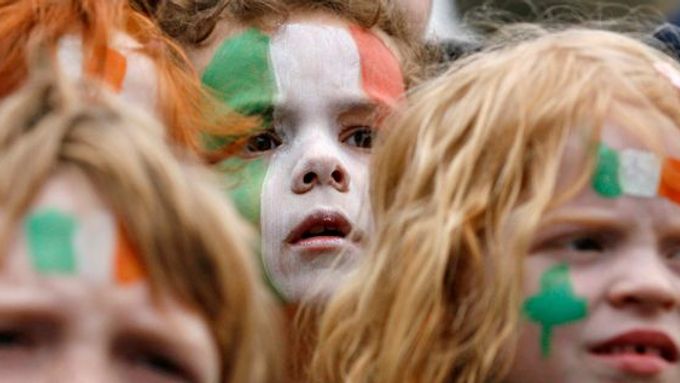 Zrzavé hlavy, oranžovo-bílo-zelené vlajky. Vítejte v Irsku.