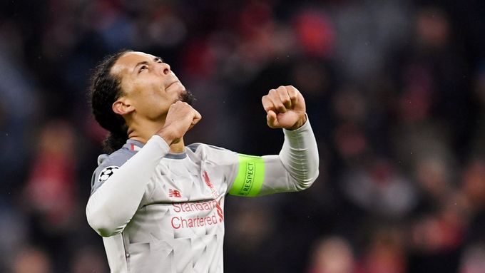 Virgil van Dijk slaví výhru Liverpoolu nad Bayernem v Lize mistrů.
