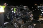 Při noční srážce superbu s mercedesem na dálnici D1 zemřel řidič
