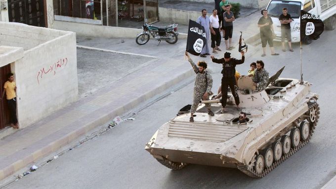 Vojenská přehlídka bojovníků IS v Rakce.