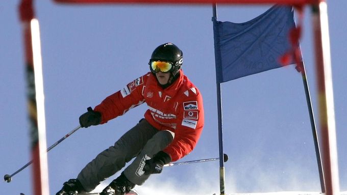 Michael Schumacher při lyžování v italském středisku Madonna Di Campiglio v lednu 2005.