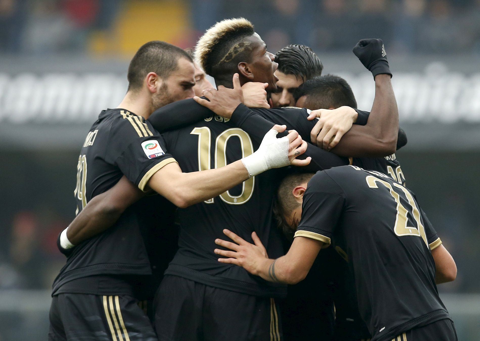 Hráči Juventusu se radují z gólu do sítě Chieva