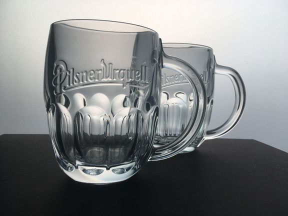 Rony Plesl navrhl pro velké koncerny 40 sklenic. Půllitr na Pilsner se stal ikonou doma (v pozadí) i ve světě (vpředu). Sklenice se liší v zaoblení a tvaru ucha.