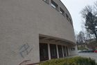 Nacistickými symboly a polskými nápisy vandalové poničili budovy v Ústí nad Orlicí